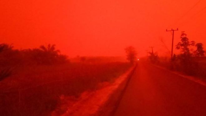 一体これは… インドネシアの上空が真っ赤に染まる異常現象が発生する