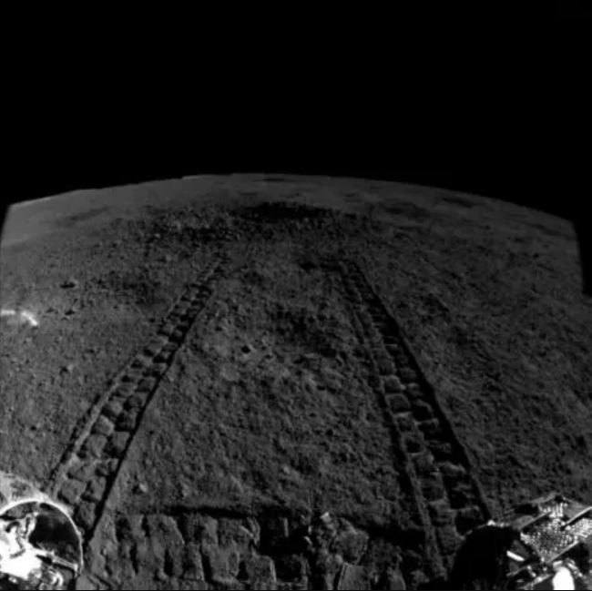 異常な色のゼリー状物質、中国の月面探査機が月の裏側で奇妙なものを発見する
