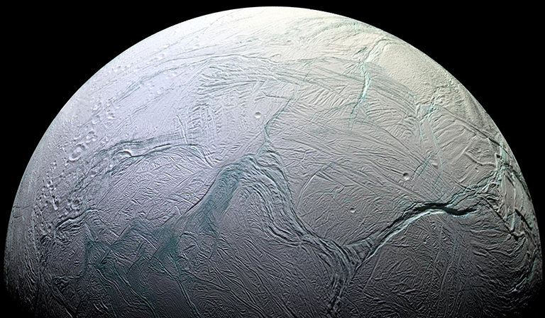 土星の衛星「エンケラドス」で新たな生命体の手がかりが発見される