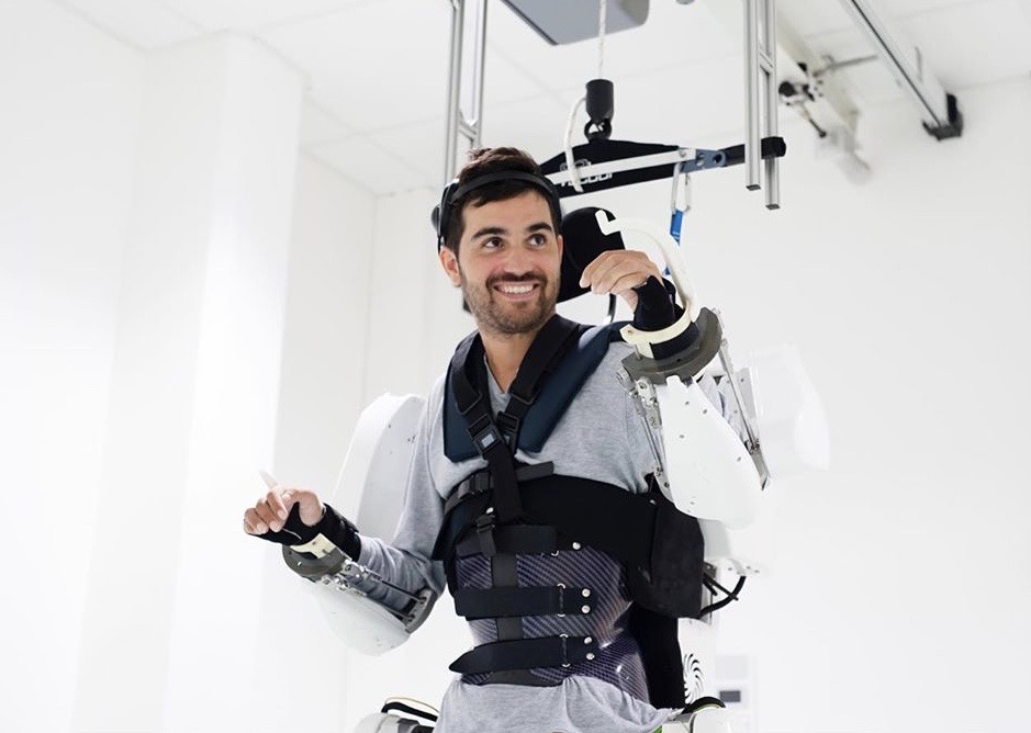 全身麻痺の男性が「脳波でコントロールするパワードスーツ」で歩くことに成功