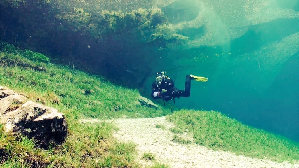 初夏の間だけ水中に沈むオーストリアの公園が幻想的…