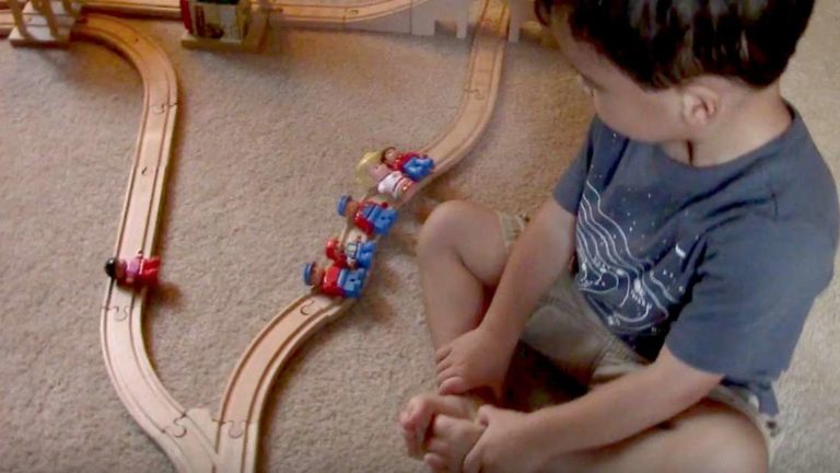 2歳の少年が「トロッコ問題」の解決策を考えついたようです…