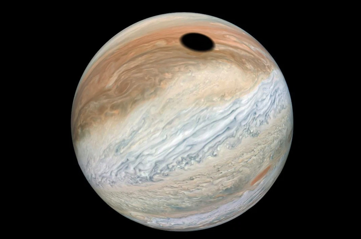 NASAが木星に浮かぶ巨大な「黒い円」を発見、直径３５４０km