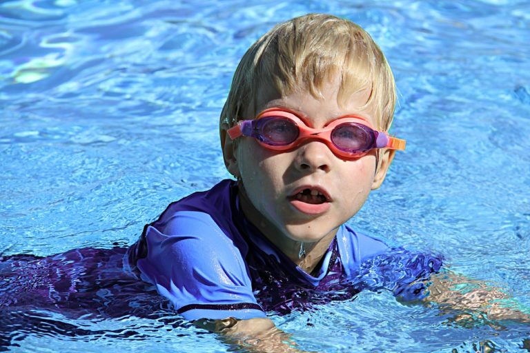 耳から水を出すために頭をふる子供たちは、脳損傷を引き起こす可能性があります