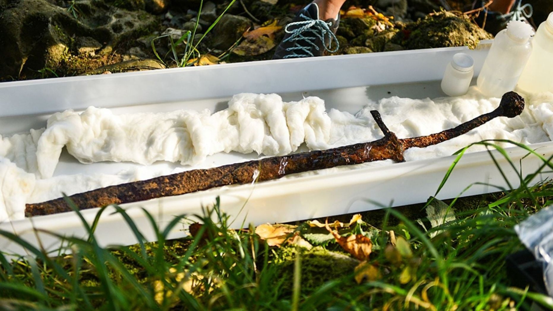 エクスカリバー出現、700年前の剣が川底の岩に刺さった状態で発見される