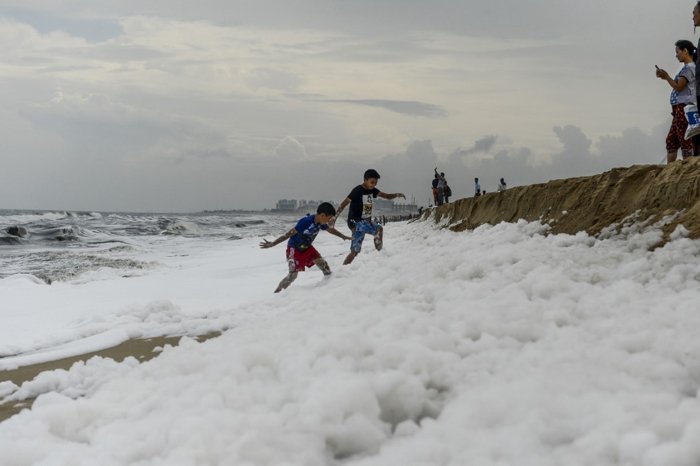 インドの砂浜一帯に有毒な白い泡が発生。警告届かず、子どもらが泡にまみれて遊ぶ。