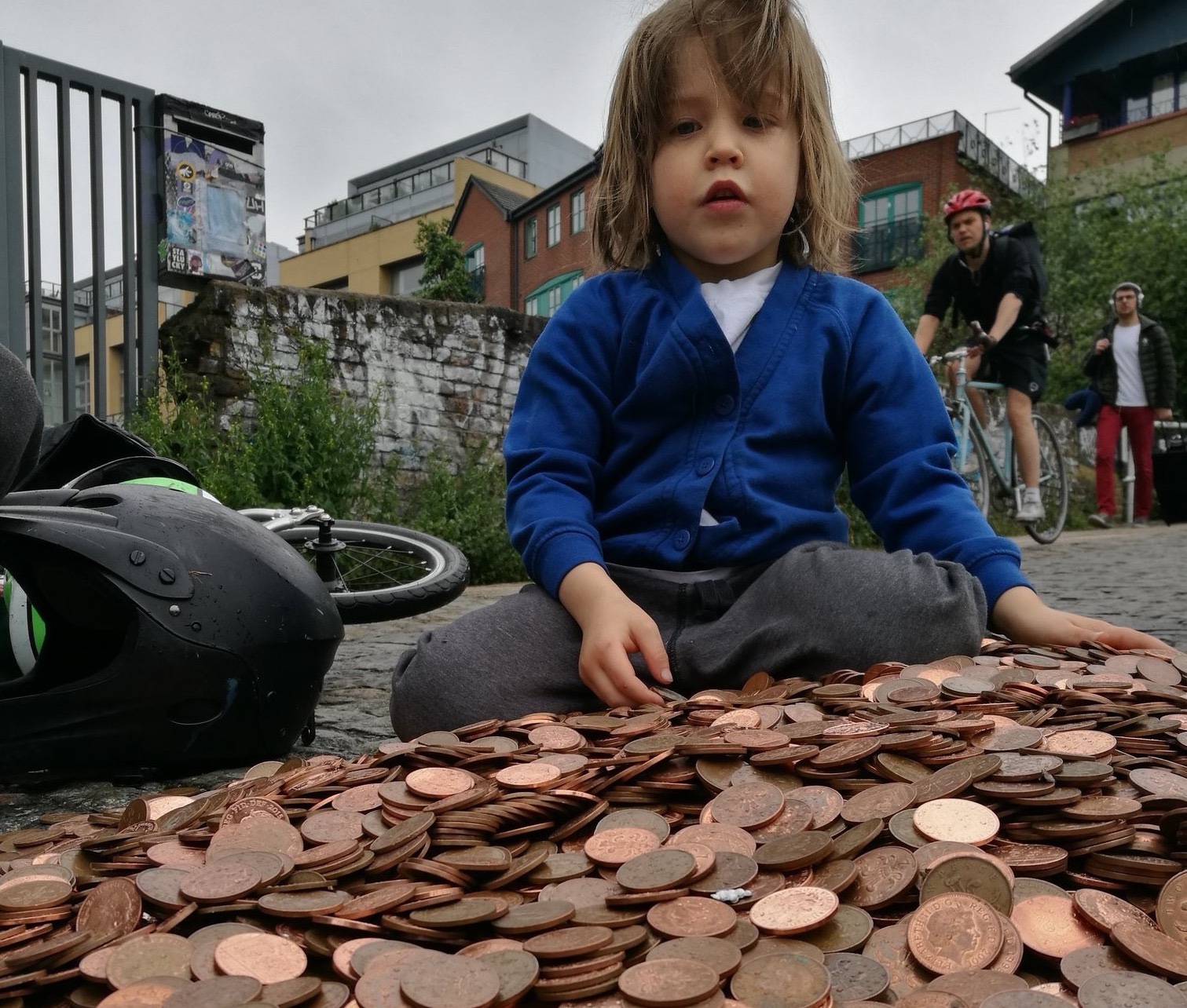 【社会実験】1万5千枚の硬貨を道端に置いておくと、人々はどういった反応をとるのか？