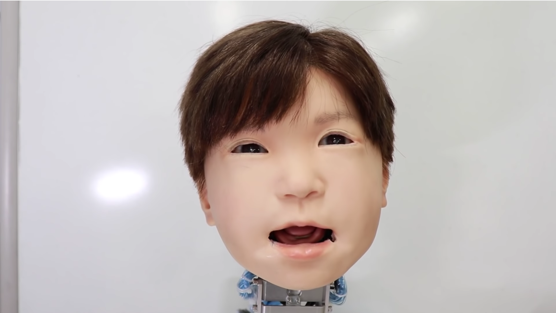 痛みを感じられる『子供ロボット』を大阪大学が開発