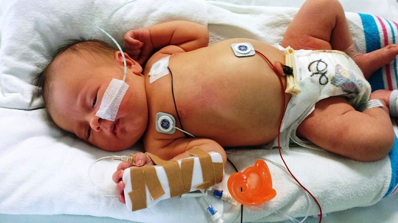 コロナウイルスの最年少患者は、なんと生後30時間の赤ちゃん