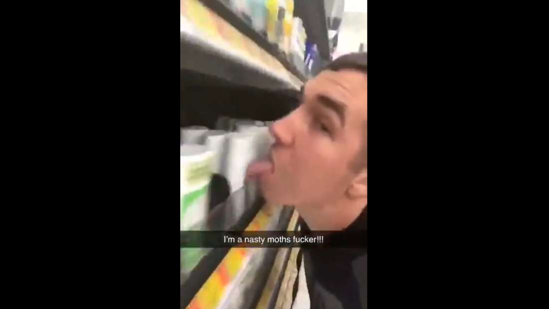 スーパーマーケットの商品を舐める様子を自撮りした男が『テロの脅威』を与えたとして告訴される