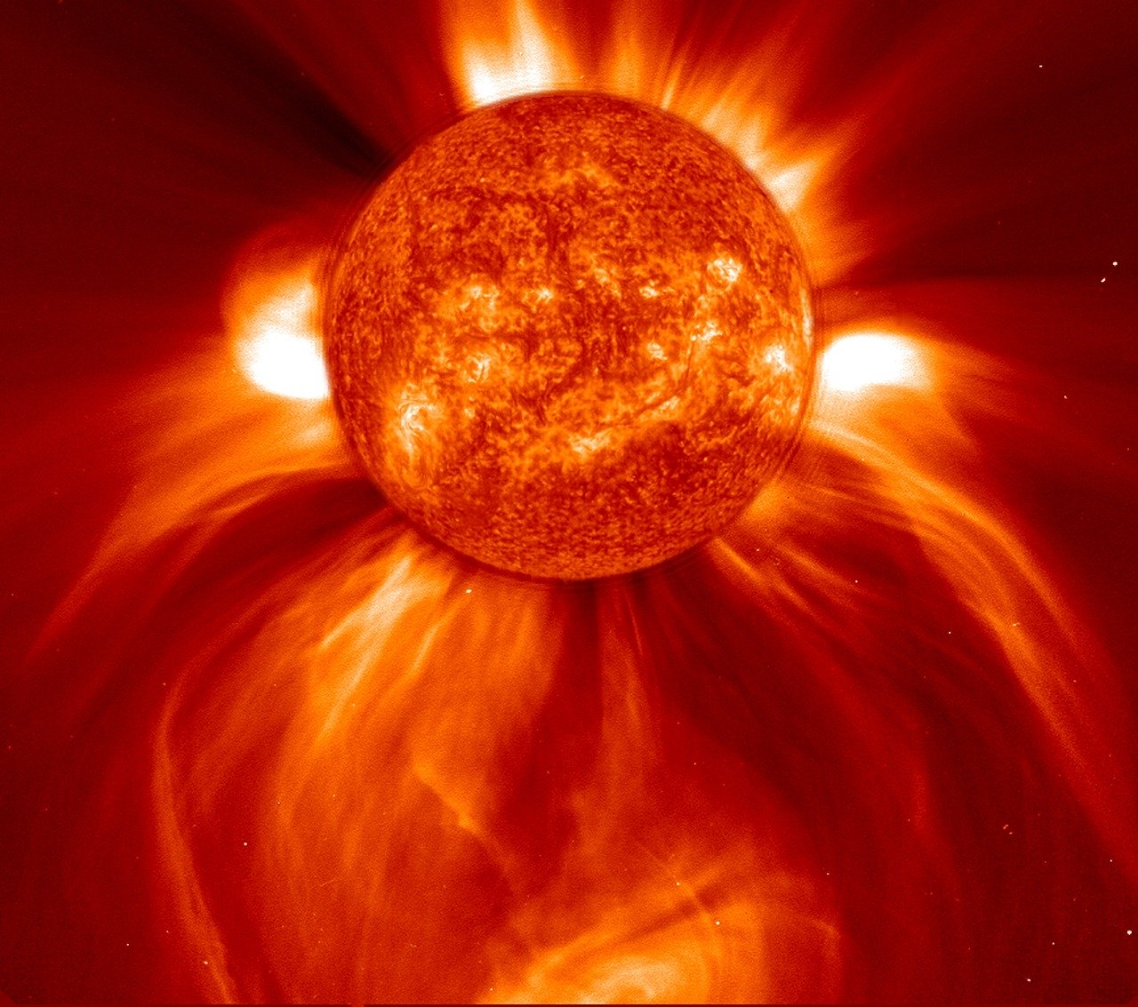 地球に吹きつける太陽風が奇妙なほど高温である理由がついに判明か