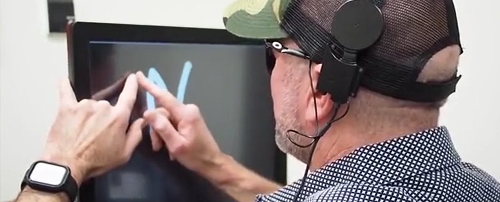 視覚障害者が目を使わずに文字を「見る」技術が開発される