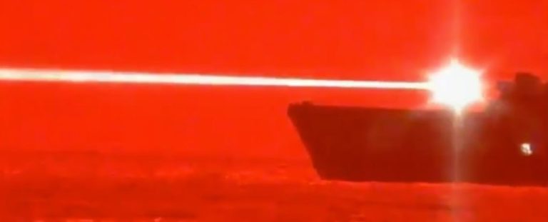 米海軍、艦載レーザー兵器のドローン撃墜映像を公開