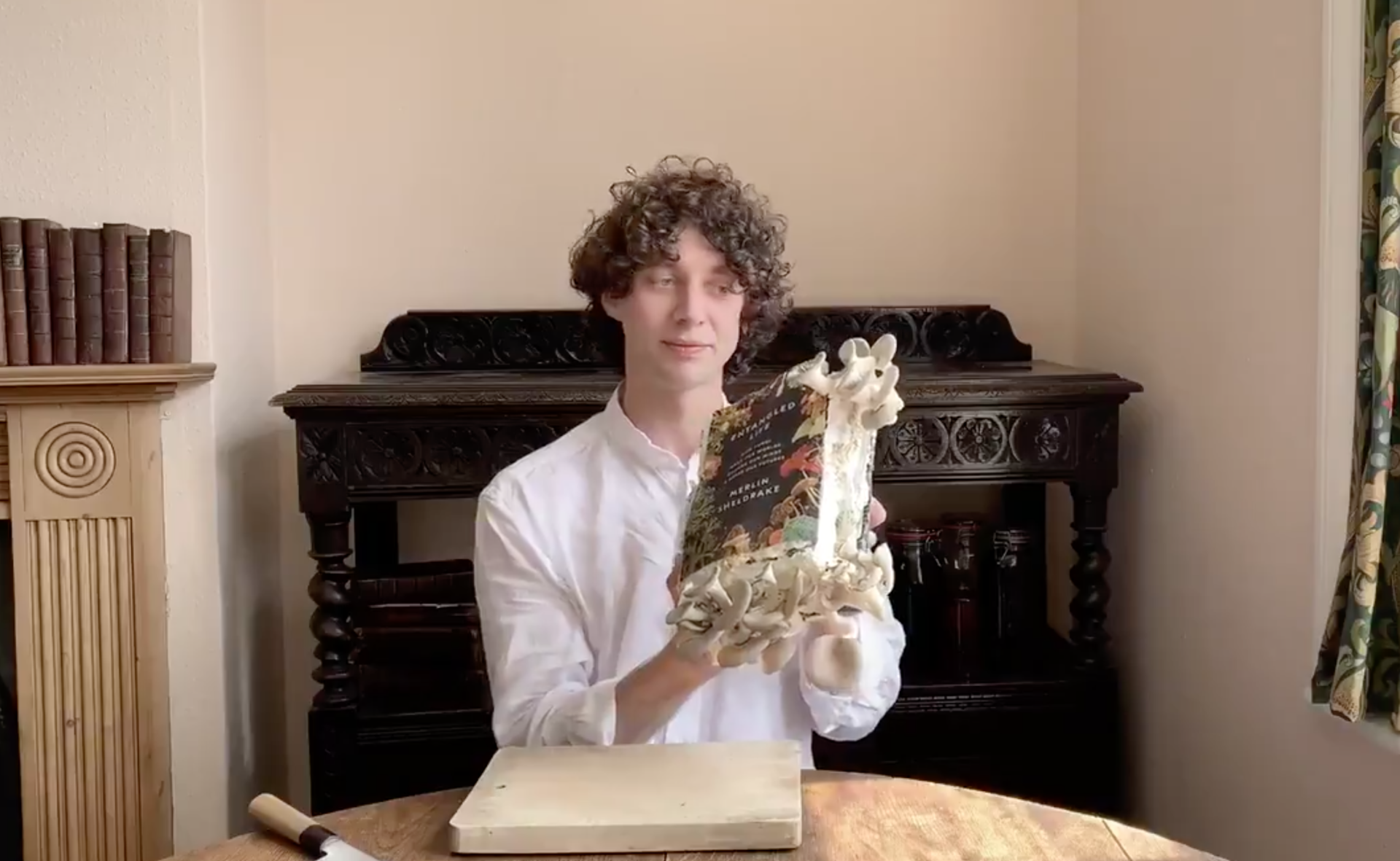 菌類の本の著者、キノコに自分の著書を食べさせそのキノコを食べる