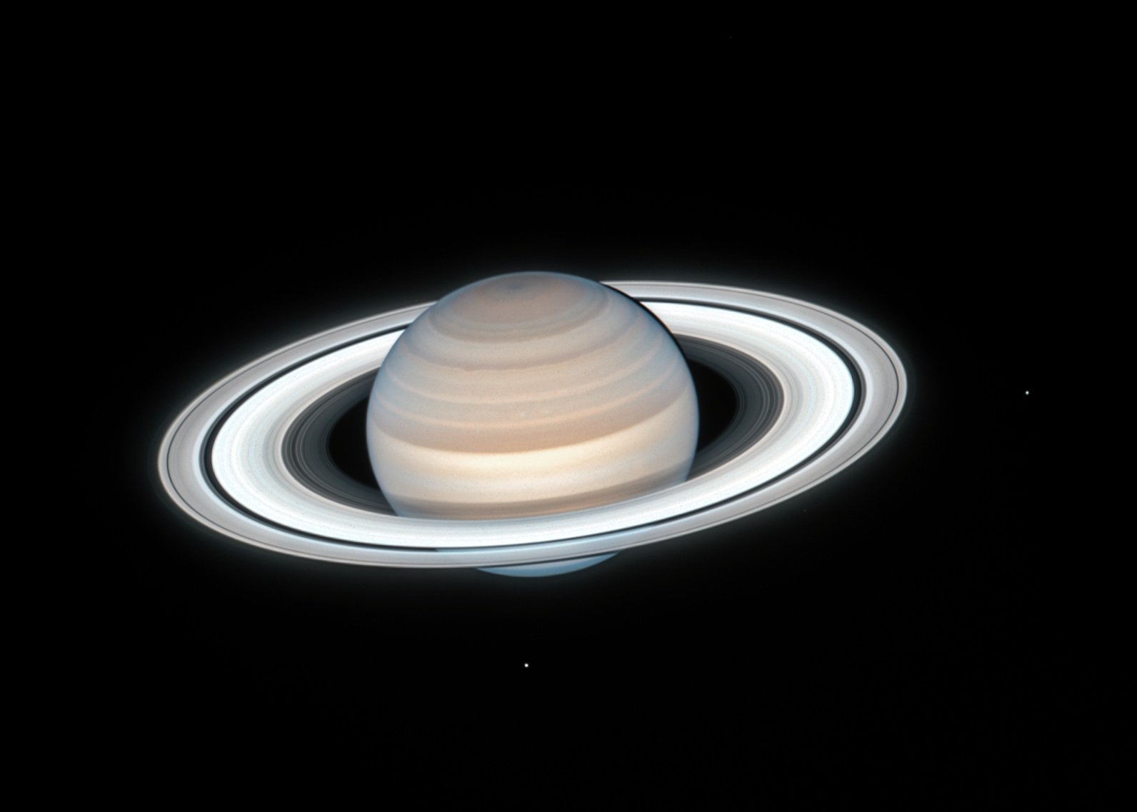 ハッブル宇宙望遠鏡が驚くほど精細な土星の姿を捉える